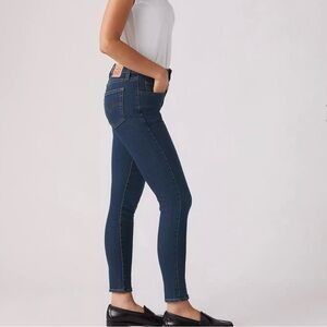 Levi’s 721 High Rise Skinny Jeans - Size 27